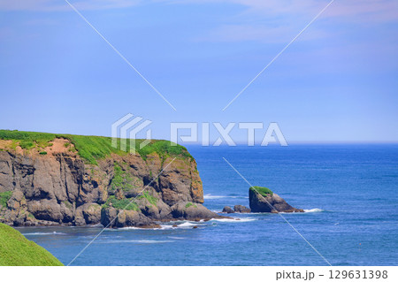 琵琶瀬から望む嶮暮帰島と太平洋の夏景色（北海道浜中町） 129631398