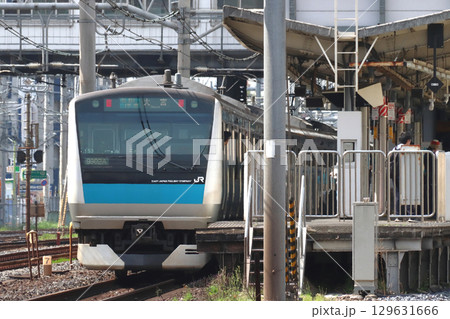 西川口駅に到着する京浜東北線E233系電車(北行:大宮方面行) 西川口駅に到着する京浜東北線E233系電車(北行:大宮方面行) 129631666