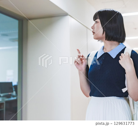 施設を見学する女性 施設を見学する女性 129631773