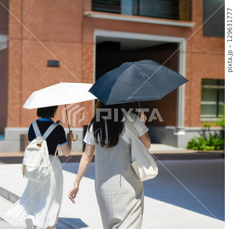 　校舎の敷地内を歩く女子学生たちの後ろ姿 129631777