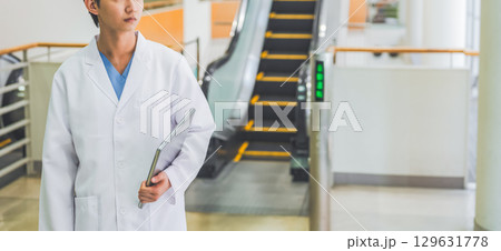 白衣を着た医者 129631778