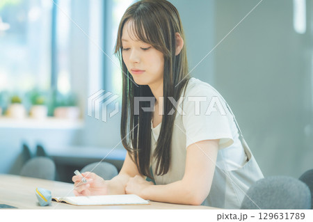 ノートを見ながら考える女子大生 ノートを見ながら考える女子大生 129631789