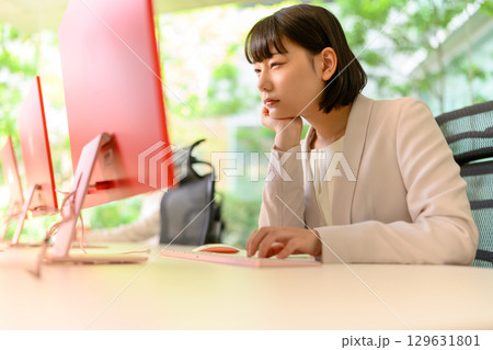 おしゃれなオフィスで働く女性 おしゃれなオフィスで働く女性 129631801
