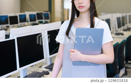　教室でタブレットを持つ女子学生 129631818