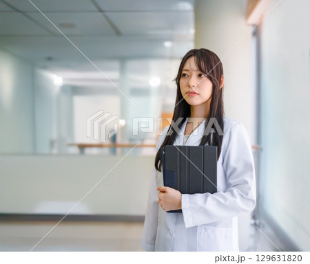 白衣を着た女性 129631820