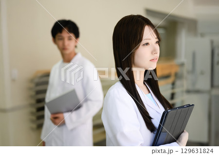 白衣を着た人物ポートレート 129631824