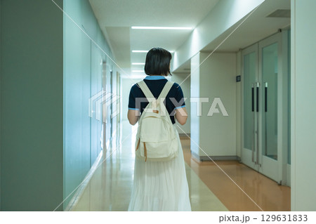 施設内を歩く女性 施設内を歩く女性 129631833