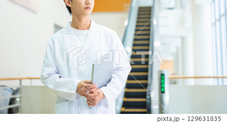 白衣を着た人物ポートレート 白衣を着た人物ポートレート 129631835