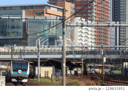 川口駅に到着する京浜東北線E233系電車（埼玉県川口市） 129631951