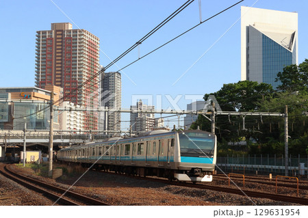川口駅を発車する京浜東北線E233系電車(埼玉県川口市) 川口駅を発車する京浜東北線E233系電車(埼玉県川口市) 129631954