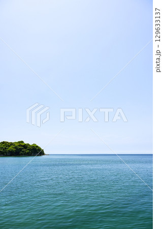 青い海と空の水平線 129633137