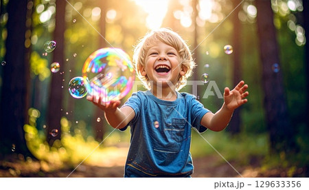 幸せそうなこども　シャボン玉遊び 129633356
