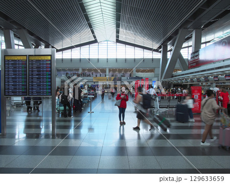 躍動するフィリピン - マニラ　ニノイ・アキノ国際空港の出発ロビー　都市景観（2025年6月） 129633659