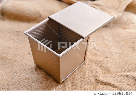 フッ素加工の食パン型 129633814