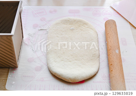伸ばしたミルク食パンの生地 伸ばしたミルク食パンの生地 129633819
