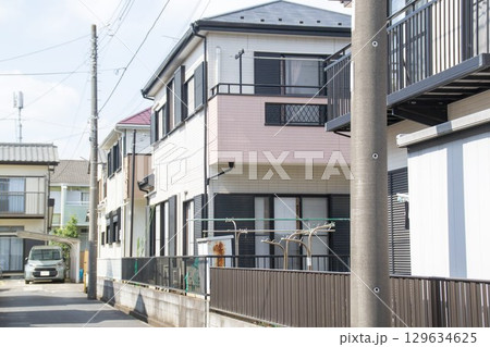隣り合う一戸建て住宅 隣り合う一戸建て住宅 129634625