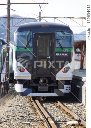 富士山麓鉄道（富士急行線）の風景　河口湖駅（E257系） 129634911