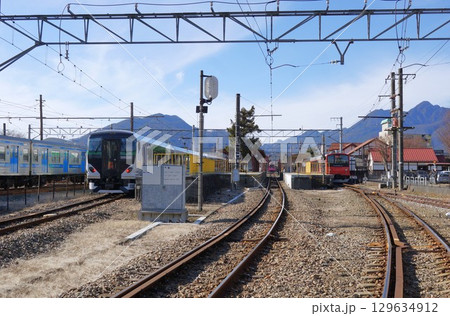 富士山麓鉄道(富士急行線)の風景 河口湖駅(E257系と富士急6000系) 富士山麓鉄道(富士急行線)の風景 河口湖駅(E257系と富士急6000系) 129634912