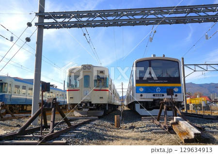 富士山麓鉄道（富士急行線）の風景　河口湖駅車両基地（富士急1000系と富士急6000系） 129634913