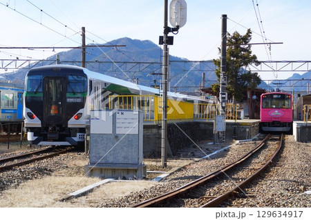 富士山麓鉄道(富士急行線)の風景 河口湖駅(E257系と富士急6000系) 富士山麓鉄道(富士急行線)の風景 河口湖駅(E257系と富士急6000系) 129634917