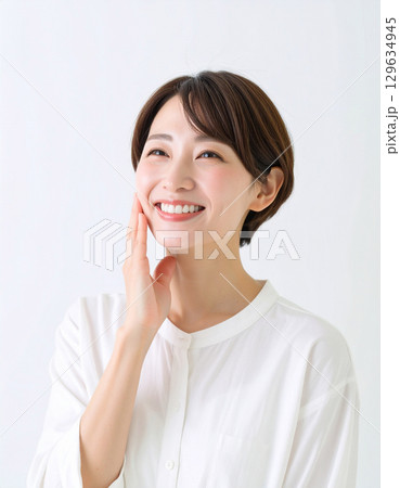 白いシャツを着て笑顔を見せる若い女性 129634945