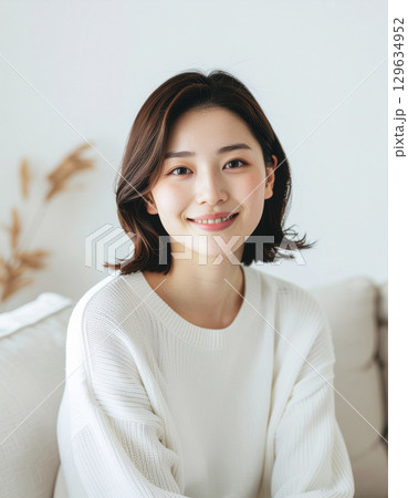 清潔感のある部屋で穏やかな笑顔を見せる女性 清潔感のある部屋で穏やかな笑顔を見せる女性 129634952