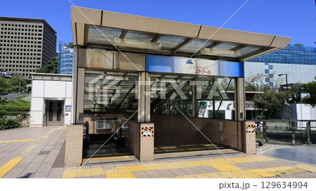 東京メトロ銀座線、丸ノ内線の赤坂見附駅A番出入口、赤坂3丁目口、エスカレーターとエレベーターが設置 東京メトロ銀座線、丸ノ内線の赤坂見附駅A番出入口、赤坂3丁目口、エスカレーターとエレベーターが設置 129634994