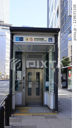 東京メトロ銀座線、丸ノ内線の赤坂見附駅エレベーター専用口 東京メトロ銀座線、丸ノ内線の赤坂見附駅エレベーター専用口 129635106