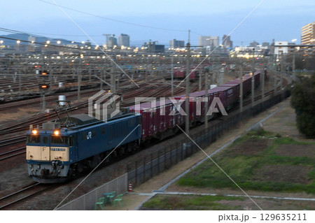 岡山貨物ターミナルを発車する伯備線貨物列車（EF64形1000番台牽引） 129635211