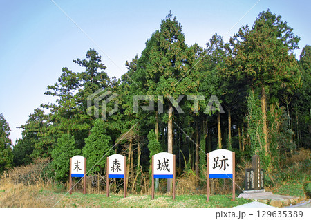 末森城跡の入り口と看板、加賀藩の歴史を刻む宝達志水町の城跡風景 末森城跡の入り口と看板、加賀藩の歴史を刻む宝達志水町の城跡風景 129635389