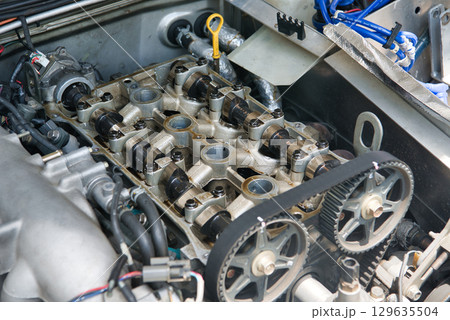 タペットカバーを外した直列4気筒エンジン タペットカバーを外した直列4気筒エンジン 129635504