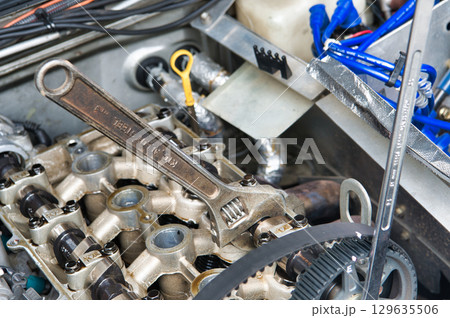 モンキーレンチを使用してカムプーリーを外す作業 129635506