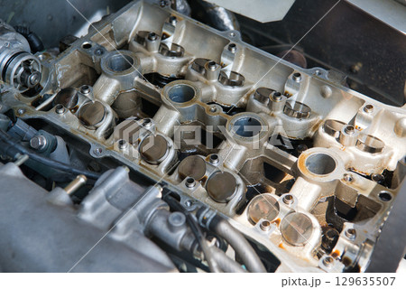 カムシャフトを外した直列4気筒エンジン 129635507