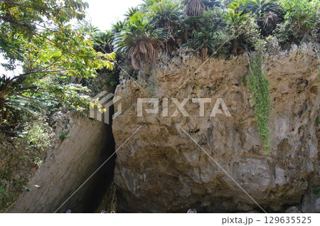 斎場御嶽(せーふぁうたき)・最奥の「三庫理(さんぐーい)」(沖縄県南城市) 斎場御嶽(せーふぁうたき)・最奥の「三庫理(さんぐーい)」(沖縄県南城市) 129635525