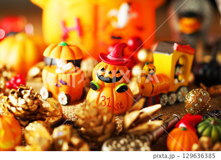 お化け達のにぎやかなハロウィンパーティー・イメージ 129636385