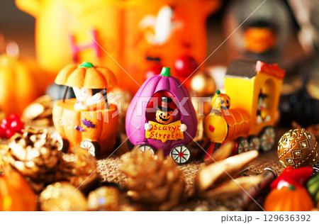 お化け達のにぎやかなハロウィンパーティー・イメージ お化け達のにぎやかなハロウィンパーティー・イメージ 129636392