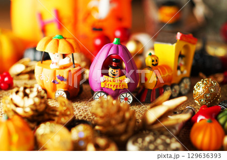 お化け達のにぎやかなハロウィンパーティー・イメージ 129636393