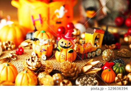お化け達のにぎやかなハロウィンパーティー・イメージ お化け達のにぎやかなハロウィンパーティー・イメージ 129636394