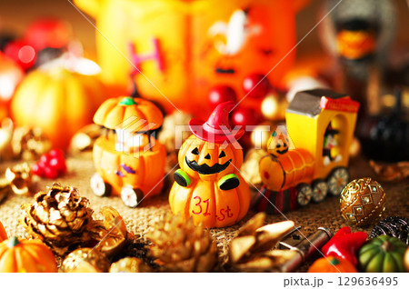 お化け達のにぎやかなハロウィンパーティー・イメージ 129636495