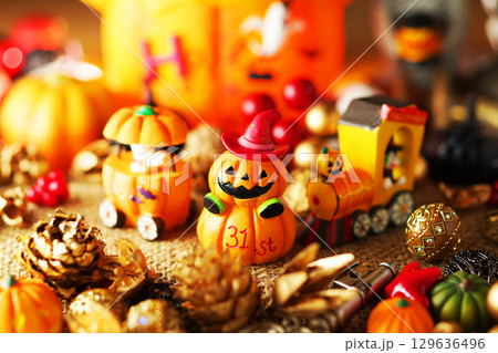 お化け達のにぎやかなハロウィンパーティー・イメージ お化け達のにぎやかなハロウィンパーティー・イメージ 129636496