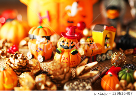 お化け達のにぎやかなハロウィンパーティー・イメージ 129636497
