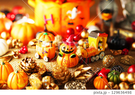 お化け達のにぎやかなハロウィンパーティー・イメージ お化け達のにぎやかなハロウィンパーティー・イメージ 129636498