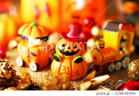 お化け達のにぎやかなハロウィンパーティー・イメージ お化け達のにぎやかなハロウィンパーティー・イメージ 129636499
