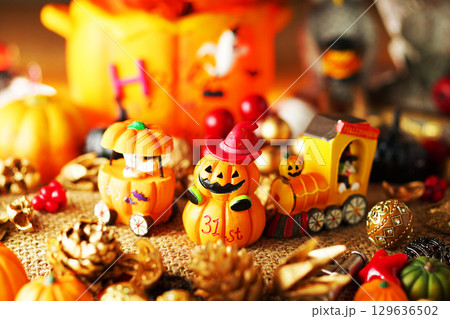 お化け達のにぎやかなハロウィンパーティー・イメージ 129636502