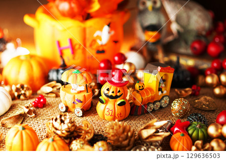 お化け達のにぎやかなハロウィンパーティー・イメージ 129636503