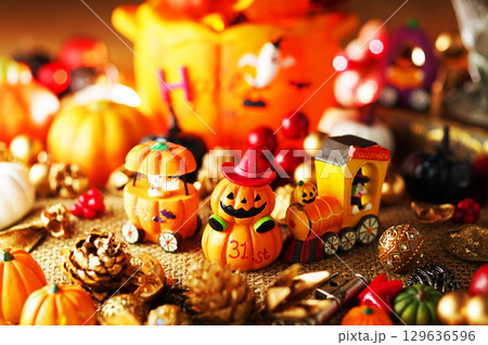 お化け達のにぎやかなハロウィンパーティー・イメージ 129636596