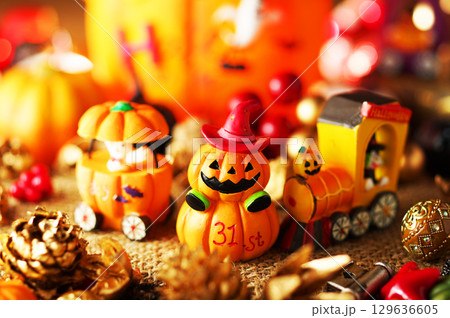 お化け達のにぎやかなハロウィンパーティー・イメージ お化け達のにぎやかなハロウィンパーティー・イメージ 129636605