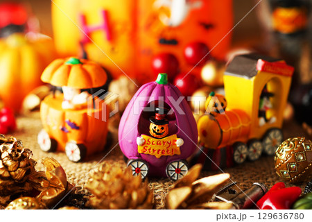 お化け達のにぎやかなハロウィンパーティー・イメージ お化け達のにぎやかなハロウィンパーティー・イメージ 129636780