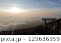 富士山山頂の鳥居と雲海に昇る朝日 129636959