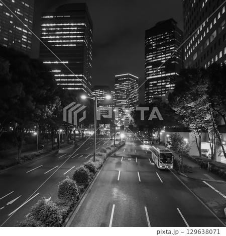 高層ビルと街灯が照らす夜の西新宿。 高層ビルと街灯が照らす夜の西新宿。 129638071